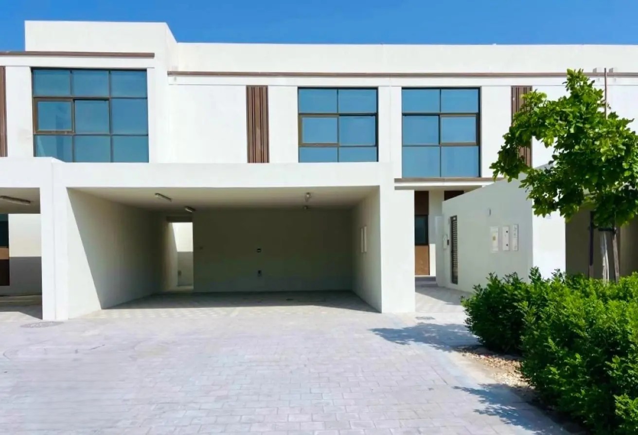 Vacant | Amazing Deal | Single Row- Mid Unit 