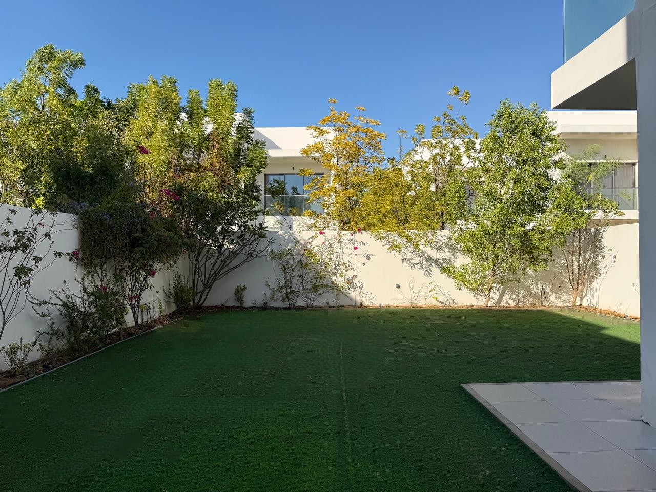 Vacant | Double Row | Mid Unit | Huge Layout