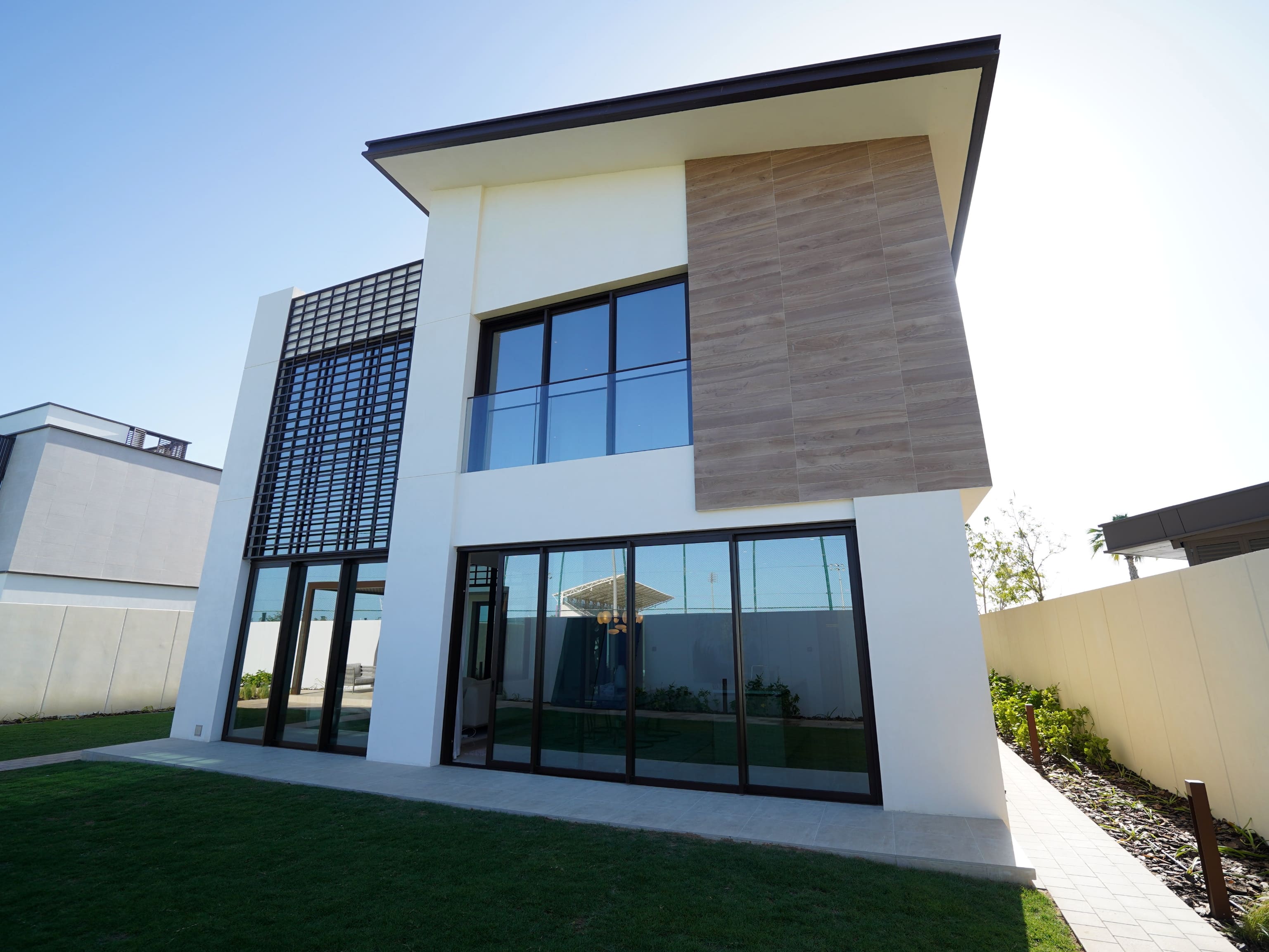 Premium Finishes | High Ceiling | Double-Mid Unit
